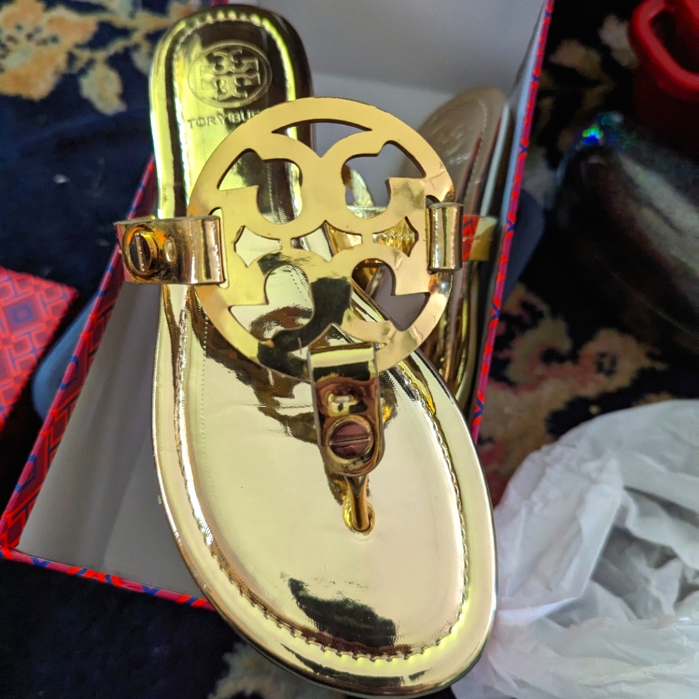 NWT Tory Burch Emblem Sandall